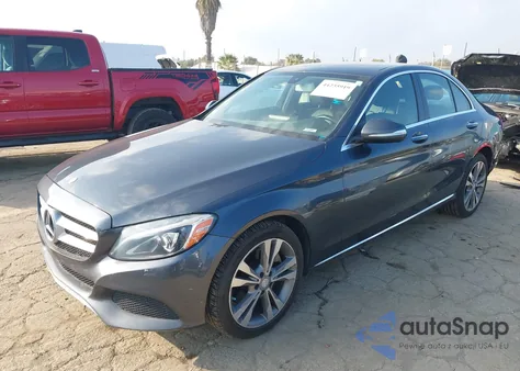2015 Mercedes-Benz C 300 4Matic z USA, uszkodzony, nr VIN 55SWF4KB0FU090967